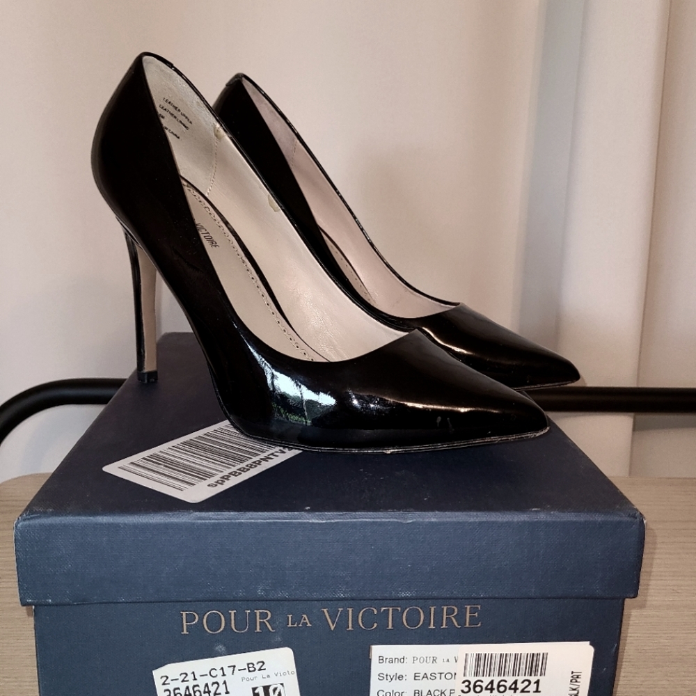 Pour la Victoire Easton black patent pump, size 8.5